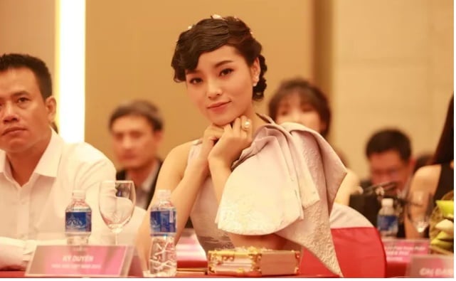Kỳ Duyên chọn Link Vào SHBET88 Mới Nhất lượn sóng với những nếp tóc được uốn cầu kì.